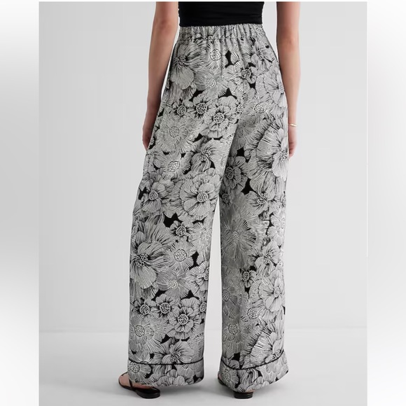 Express Stylist Super High Waisted Satin Pleated Wide Leg Floral Pant 6 Regular - Picture 14 of 15